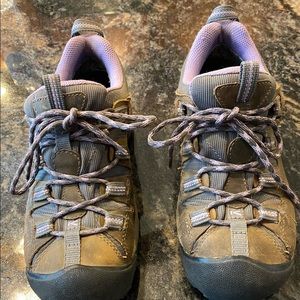 Women's Keen low cut waterproof hiking shoe. Size 8.